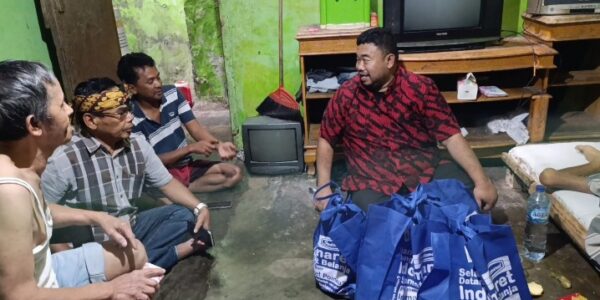 Dua warga Portal Aarta Belanegara Garut 13 juni 2025 – Di tengah kesibukan menjalankan tugas sebagai wakil rakyat, Anggota DPRD Kabupaten Garut dari Fraksi PDI Perjuangan, Yudha Puja Turnawan, menunjukkan wujud nyata kepeduliannya dengan mengunjungi dua warga yang tengah berjuang melawan sakit kronis di Kampung Mekarsari, RT 01 RW 05, Desa Jayaraga, Kecamatan Tarogong Kidul, Jumat (13/6/2025). Kedua warga tersebut adalah Abah Aep dan putranya, Kang Feri, yang selama ini hidup dalam kondisi sangat memprihatinkan. Selain menderita sakit menahun, rumah yang mereka huni pun jauh dari kata layak. Dalam kunjungannya, Yudha turut didampingi oleh Kepala Desa Jayaraga Samsakti Alamsyah, jajaran perangkat desa, Ketua RW dan RT setempat, serta Kepala Puskesmas Haurpanggung beserta staf. Tak hanya datang menjenguk, Yudha juga menyerahkan bantuan sembako dan uang tunai untuk meringankan beban keluarga tersebut. Ia pun mengajak seluruh elemen pemerintah dan masyarakat untuk bergotong royong membantu keluarga ini. “Saya melihat langsung kondisi Abah Aep yang sudah tertatih-tatih berjalan dengan tongkat, dan Kang Feri yang sudah lama tak berdaya akibat penyakitnya. Sudah saatnya pemerintah hadir lebih kuat, bukan hanya dalam bentuk bantuan harian, tapi juga melalui perbaikan rumah dan pemberdayaan ekonomi keluarga,” ujar Yudha dengan penuh empati. Lebih lanjut, Yudha menyerukan agar Pemkab Garut dapat mengoptimalkan kolaborasi pendanaan dari berbagai sumber seperti Bank BJB, Baznas, hingga Iuran Korpri, guna membantu keluarga ini secara menyeluruh. “Saya juga akan berkoordinasi dengan Kementerian Sosial RI, agar keluarga ini segera mendapatkan asesmen. Harapan saya, mereka bisa memperoleh bantuan Rumah Sejahtera Terpadu (RST) serta bantuan kewirausahaan berbasis keluarga. Untuk itu, kita perlu sinergi dari semua pihak, termasuk tokoh masyarakat dan kerabat terdekat,” tambahnya. Dalam momen tersebut, Ketua RW setempat, Ibu Rahmi, turut mengapresiasi perhatian dari masyarakat sekitar yang selama ini aktif membantu, termasuk mengantar ke rumah sakit. Namun demikian, beliau menegaskan bahwa kehadiran negara masih sangat dibutuhkan, terutama dalam bentuk bantuan jangka panjang yang berkelanjutan. Sementara itu, Kepala Desa Jayaraga Samsakti Alamsyah menyampaikan rasa terima kasihnya atas kepedulian Yudha terhadap warganya. “Keluarga Abah Aep ini sudah hampir 10 tahun menghadapi cobaan. Meski sudah mendapat bantuan PKH dan BPNT, kondisi mereka masih sangat membutuhkan perhatian. Kehadiran Pak Yudha menjadi harapan baru. Terima kasih karena akan mengupayakan bantuan ke Kemensos RI,” ujarnya. Kisah ini menjadi pengingat bahwa di tengah hiruk-pikuk pembangunan dan politik, sentuhan kemanusiaan masih menjadi cahaya harapan bagi mereka yang membutuhkan. Semoga langkah nyata ini menjadi pemicu semangat kolaborasi yang lebih luas, serta menginspirasi banyak pihak untuk terus peduli dan berbagi.(Taufik)